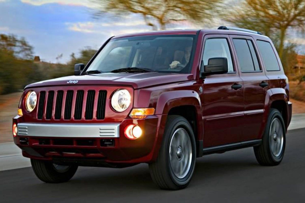 Noleggia una Jeep in Albania Patriot LPG